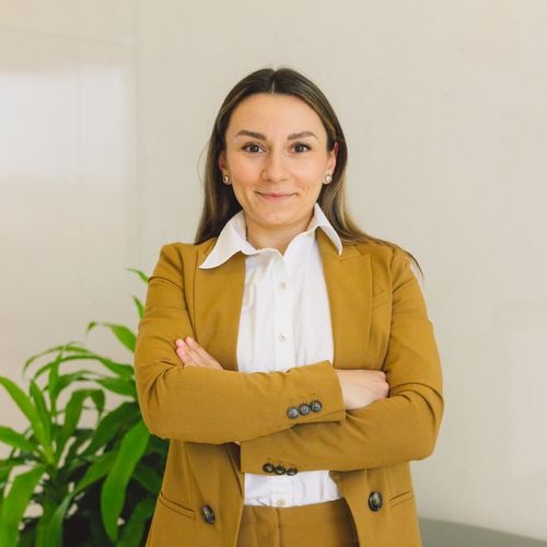 Elena R. — PhD, Cambridge Economics